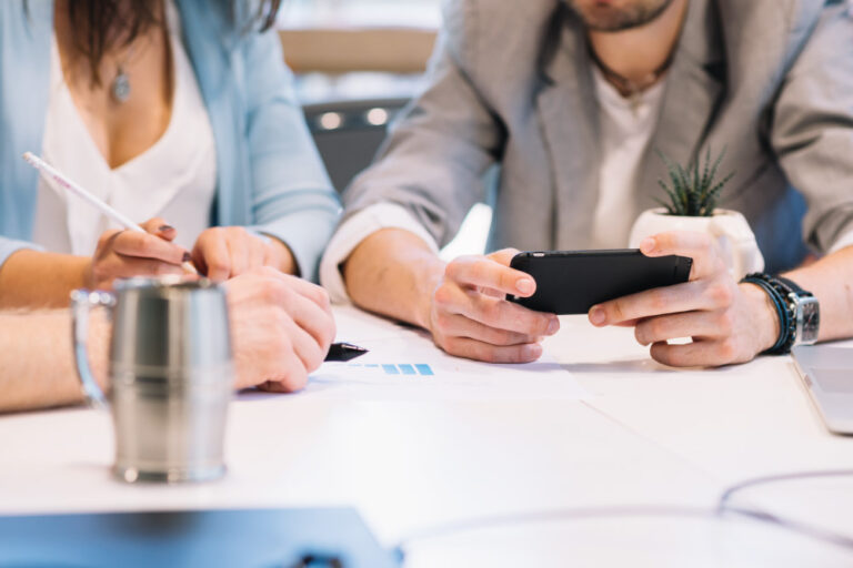 Educazione finanziaria per soci PMI: due soci analizzano liquidità, investimenti e debito per strutturare un piano finanziario