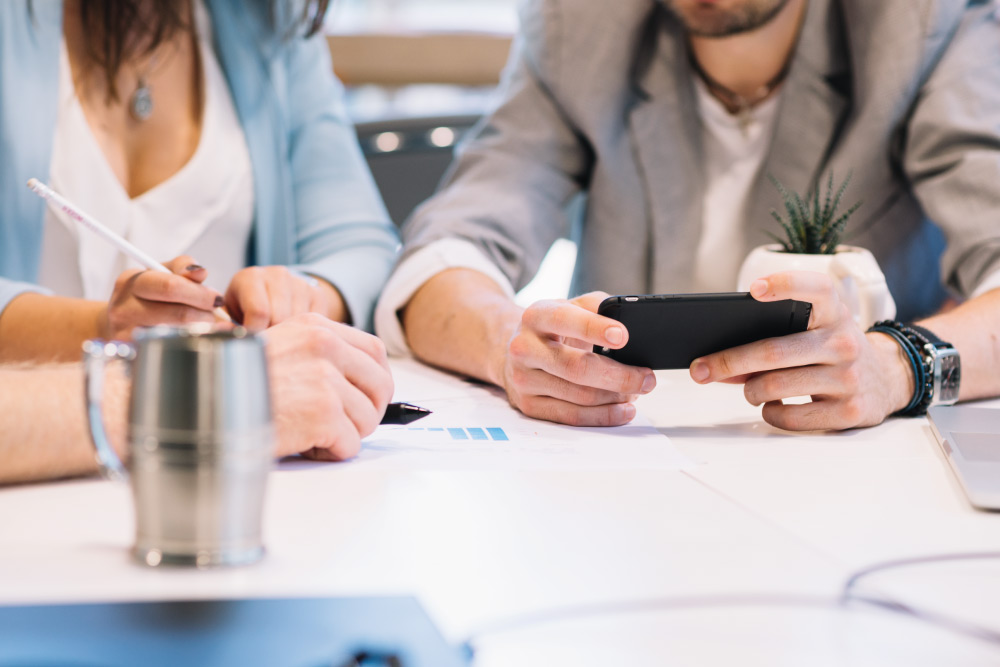 Educazione finanziaria per soci PMI: due soci analizzano liquidità, investimenti e debito per strutturare un piano finanziario