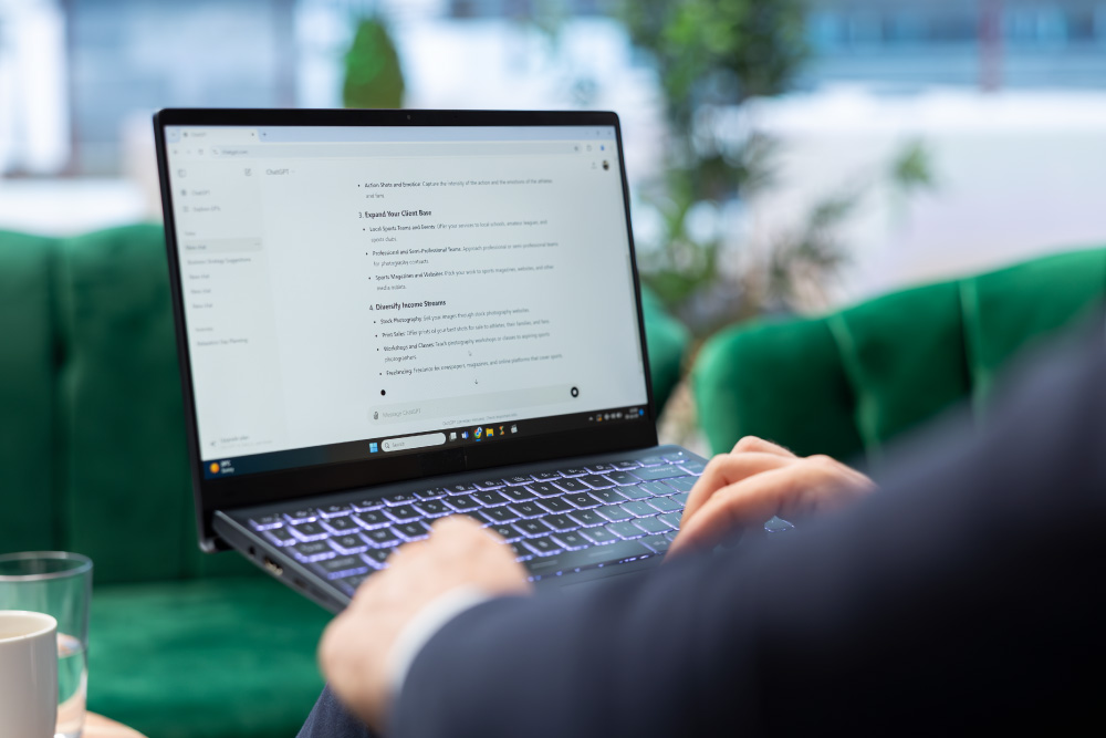 IA negli studi professionali: professionista utilizza l'intelligenza artificiale per analizzare documenti e liberare tempo