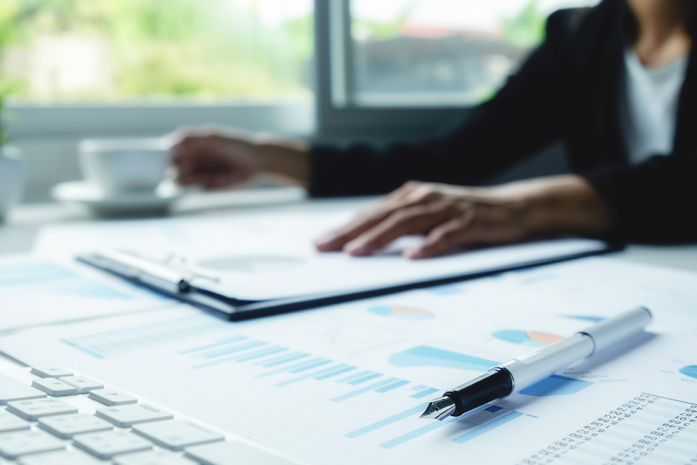 Pianificazione finanziaria aziendale: imprenditore analizza il cash flow per proteggere la liquidità dell'impresa