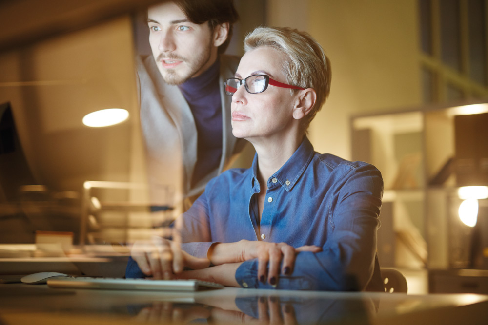 Studio professionale del futuro: titolare e collaboratori lavorano con tecnologia, intelligenza artificiale e documenti digitali