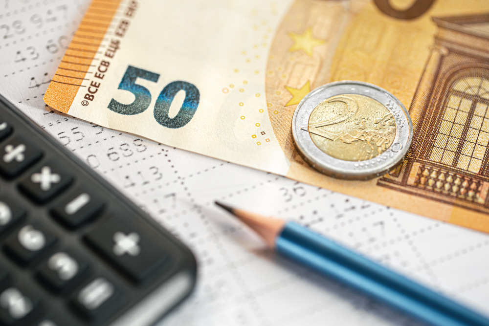 soci di una società tra professionisti pianificano il carico fiscale con documenti e grafici